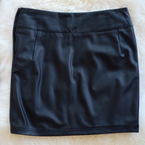 Faux Leather mini skirt - Picture 2 of 9